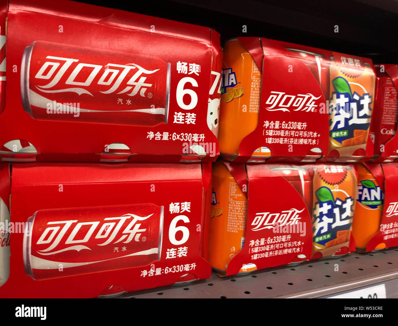 ------ Dosen Coca-cola sind für den Verkauf in einem Supermarkt in Shanghai, China, 16. Dezember 2018. Ein Wirtschaftswissenschaftler fragen, wann die Coca-Cola Co. ist dickflüssig Stockfoto