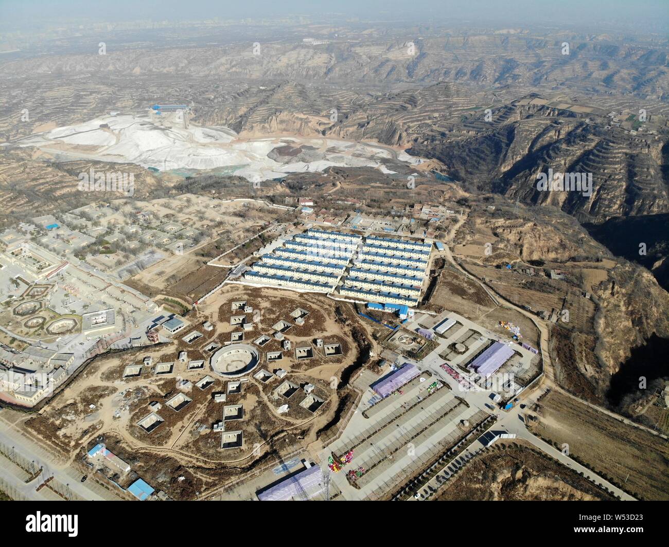 Luftaufnahme der Wohnhöhle komplex in der Form von Bagua Diagramm im Bau am Sanmenxia Shanzhou Bezirk in der Stadt, der Central China Hena Stockfoto