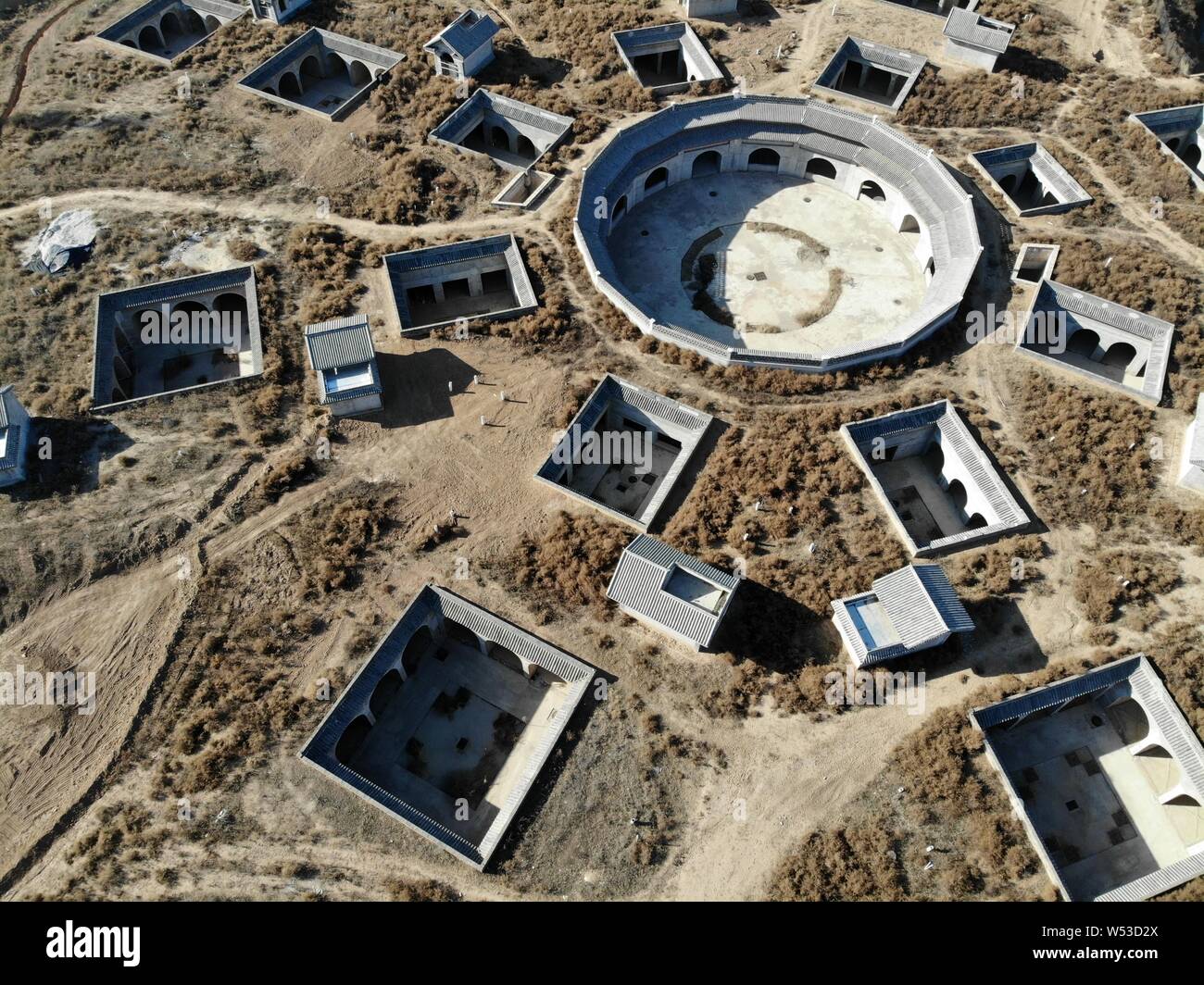 Luftaufnahme der Wohnhöhle komplex in der Form von Bagua Diagramm im Bau am Sanmenxia Shanzhou Bezirk in der Stadt, der Central China Hena Stockfoto