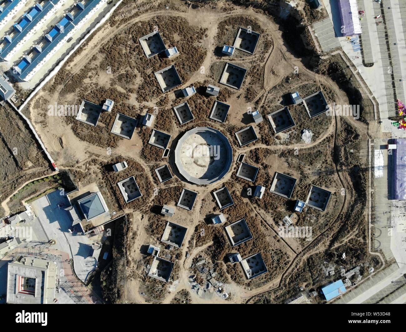 Luftaufnahme der Wohnhöhle komplex in der Form von Bagua Diagramm im Bau am Sanmenxia Shanzhou Bezirk in der Stadt, der Central China Hena Stockfoto