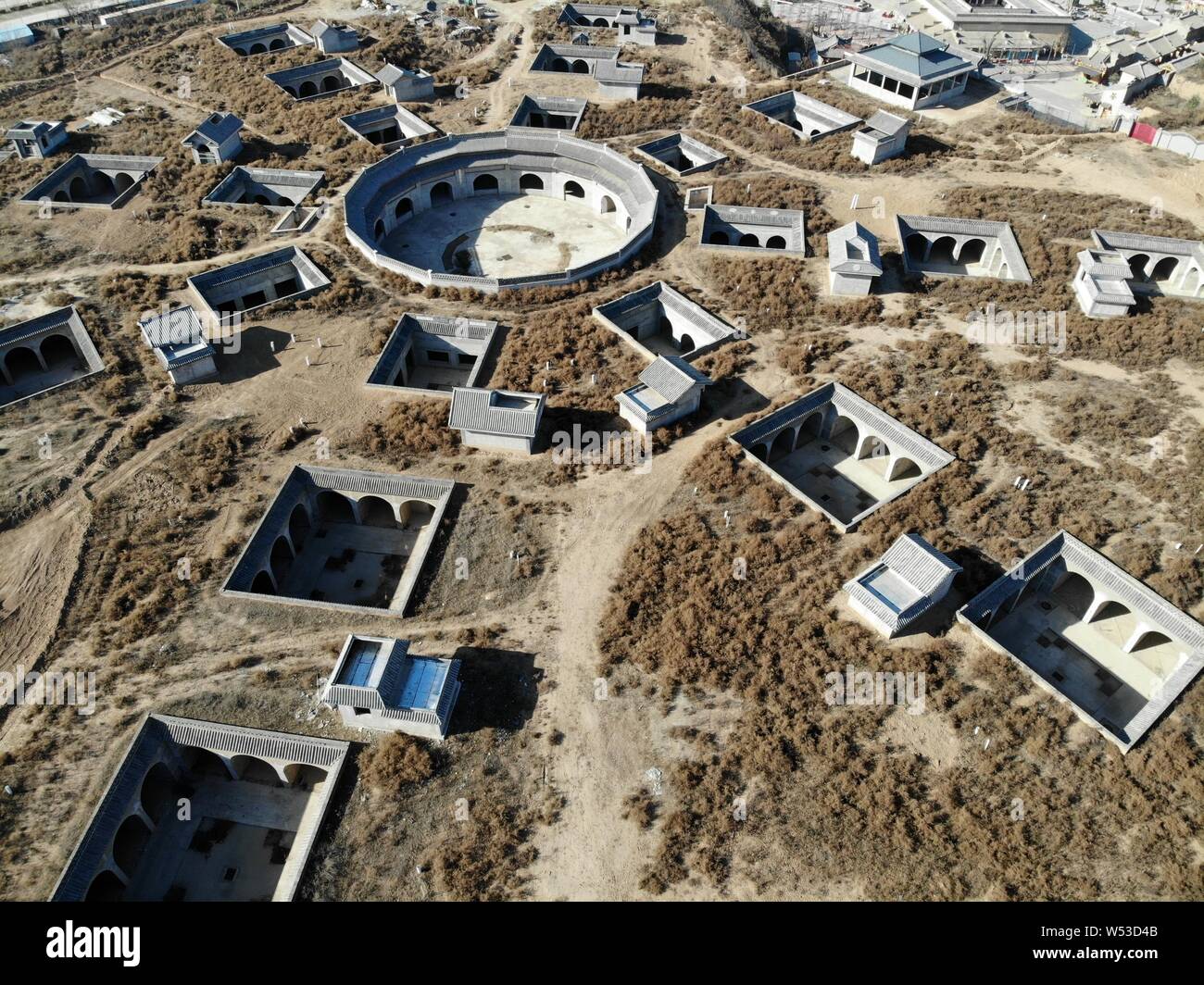 Luftaufnahme der Wohnhöhle komplex in der Form von Bagua Diagramm im Bau am Sanmenxia Shanzhou Bezirk in der Stadt, der Central China Hena Stockfoto