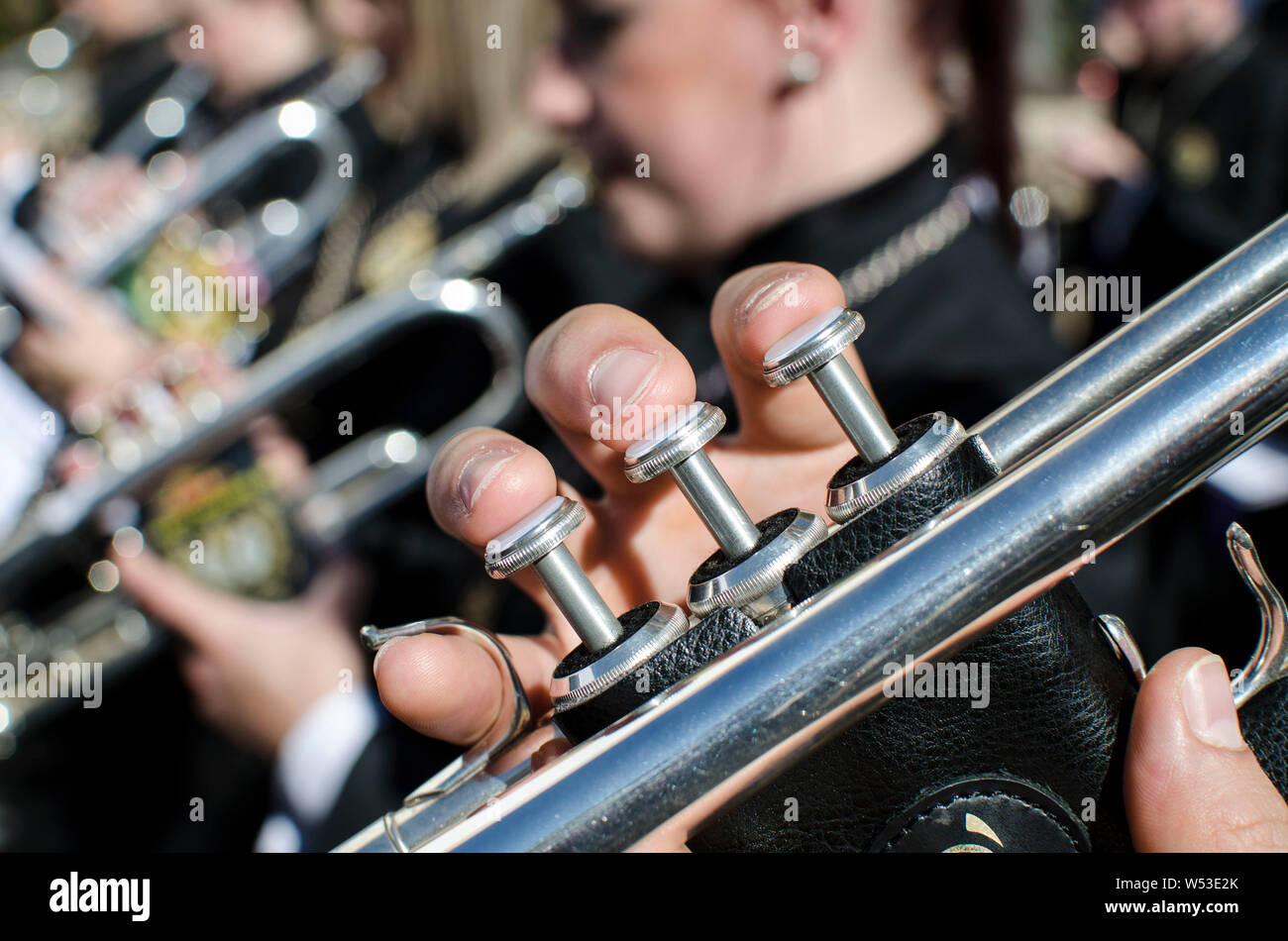 In der Nähe der Finger einer trompeter an einem sonnigen Tag Stockfoto