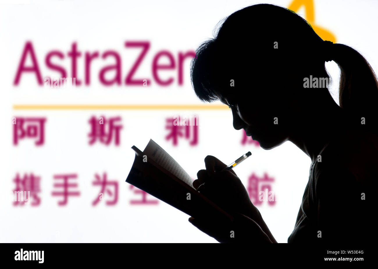 ---- Einen Fußgänger an einer Werbung für AstraZeneca Shaoyang in der Stadt, der Central China Hunan Provinz, 23. August 2013. Chinesische Ansicht Stockfoto