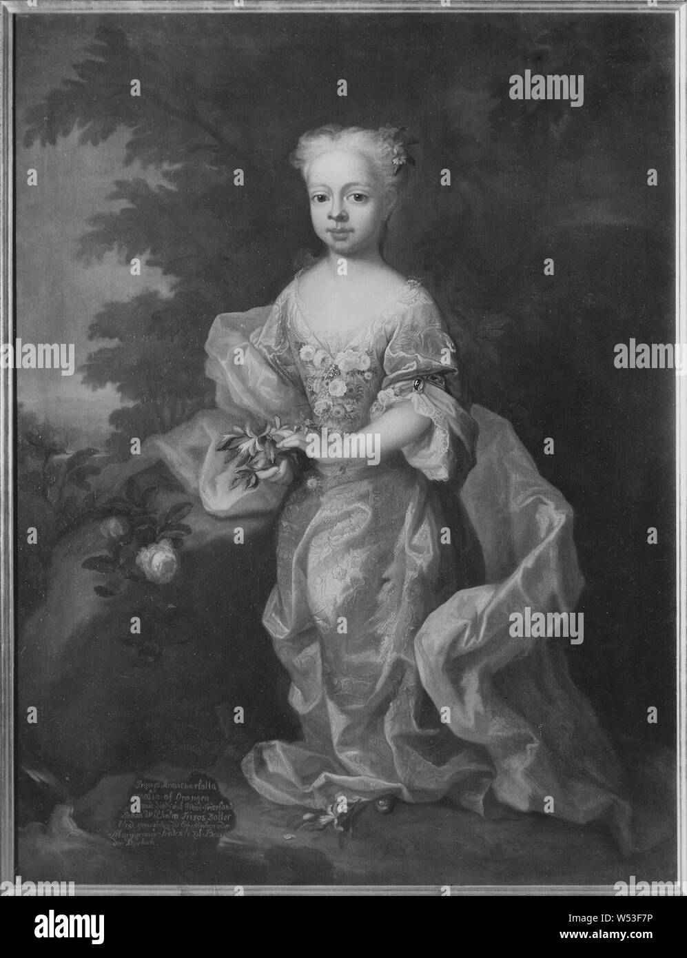 Anna Charlotta Amalia, 1710-1777, Prinzessin von Nassau-Dietz-Orange, Malerei, Portrait, Prinzessin Amalia von Nassau-Dietz, Öl auf Leinwand. Dargestellt als Kind in Weiß Seidenkleid. Vollständige Figur stehend von links.., Höhe: 140cm (55,1), Breite: 108 cm (42,5) Stockfoto