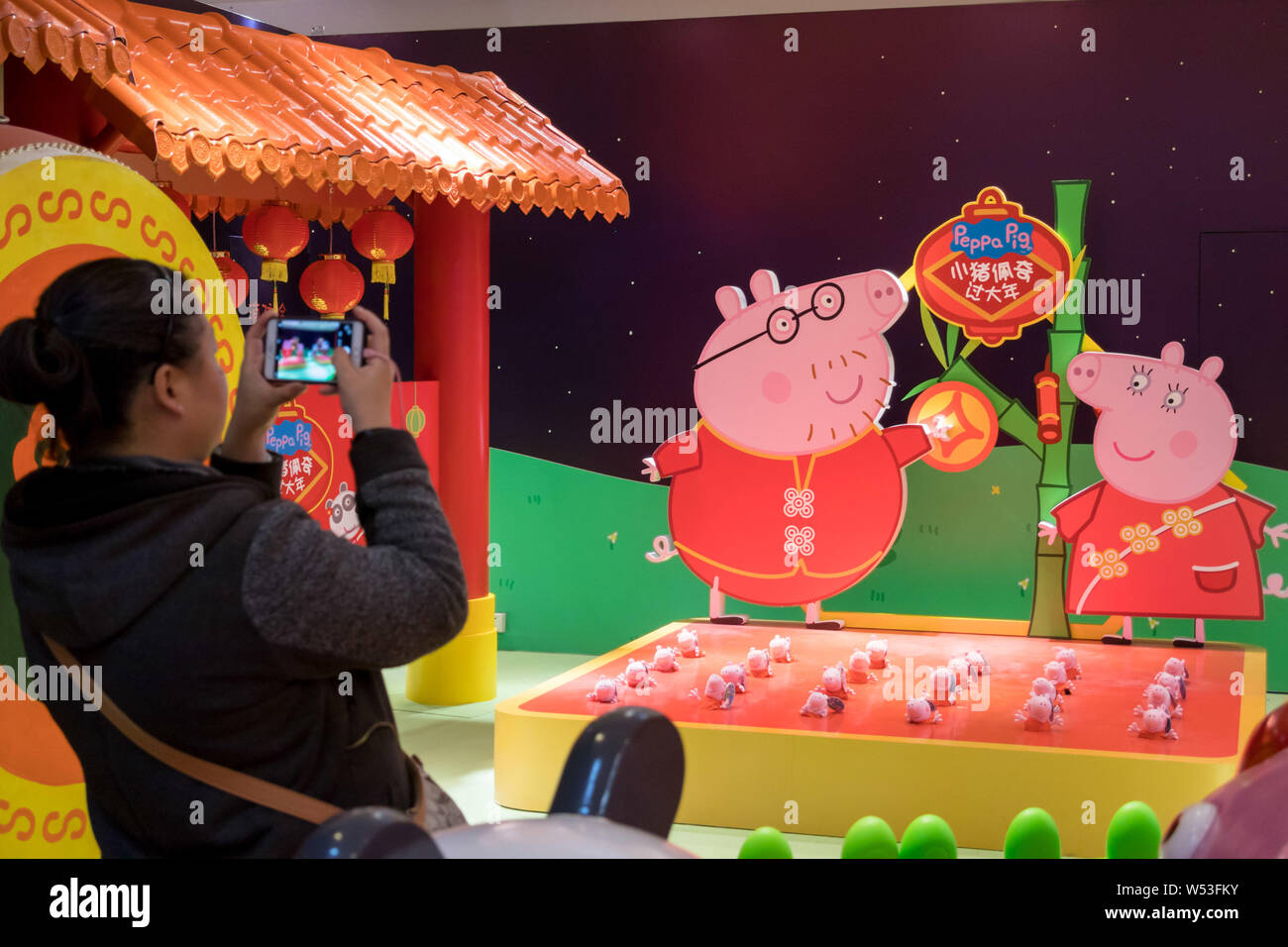 Menschen besuchen ein Pop-up-Store unter dem Motto "Peppa feiert das chinesische Neujahr' an Yu Garten oder Yu-garten in Shanghai, China, 22. Januar 2019. Ein Pop-up-s Stockfoto