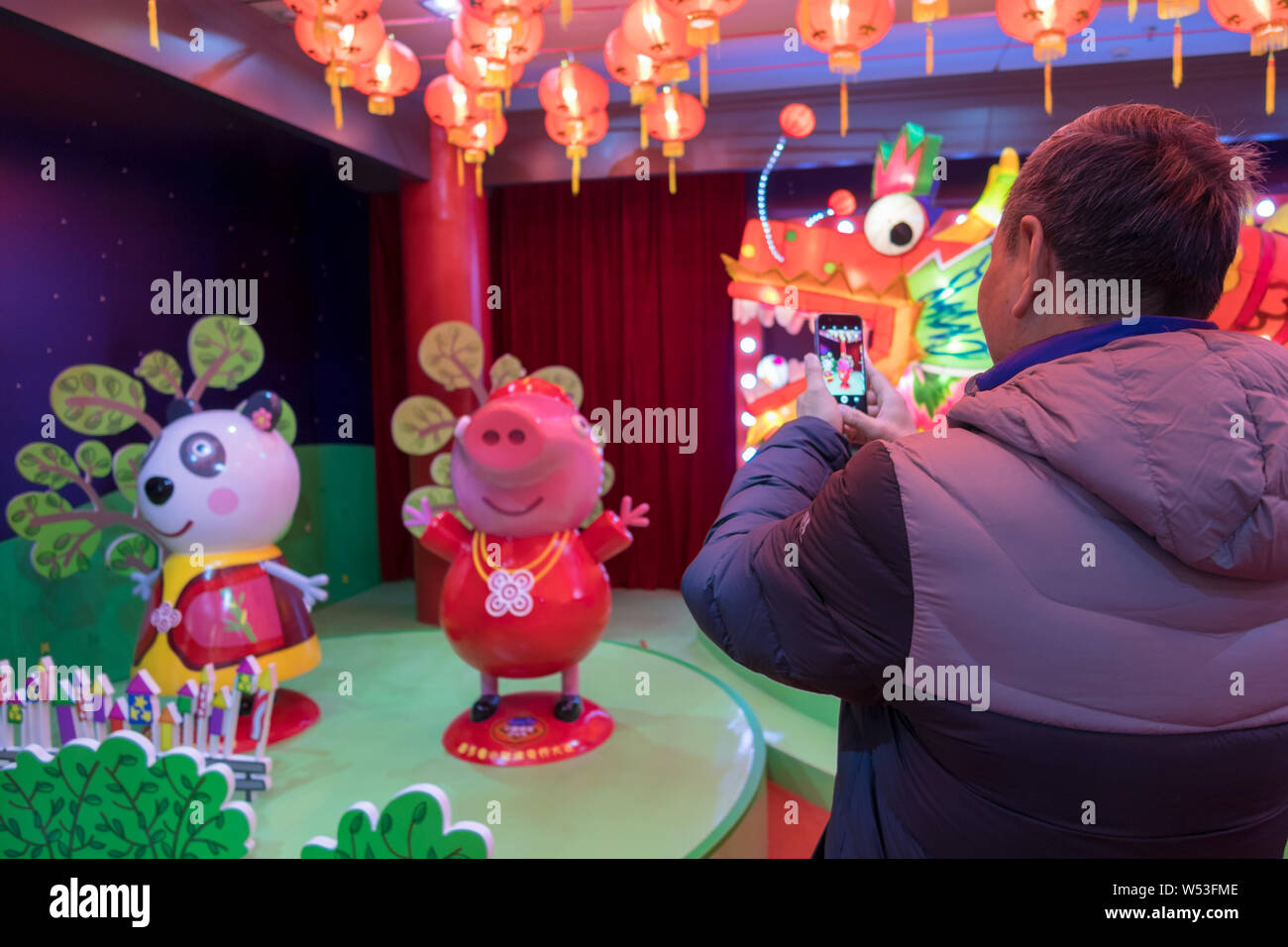 Menschen besuchen ein Pop-up-Store unter dem Motto "Peppa feiert das chinesische Neujahr' an Yu Garten oder Yu-garten in Shanghai, China, 22. Januar 2019. Ein Pop-up-s Stockfoto