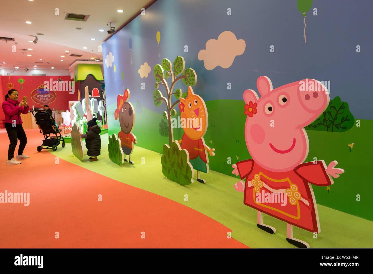 Menschen besuchen ein Pop-up-Store unter dem Motto "Peppa feiert das chinesische Neujahr' an Yu Garten oder Yu-garten in Shanghai, China, 22. Januar 2019. Ein Pop-up-s Stockfoto