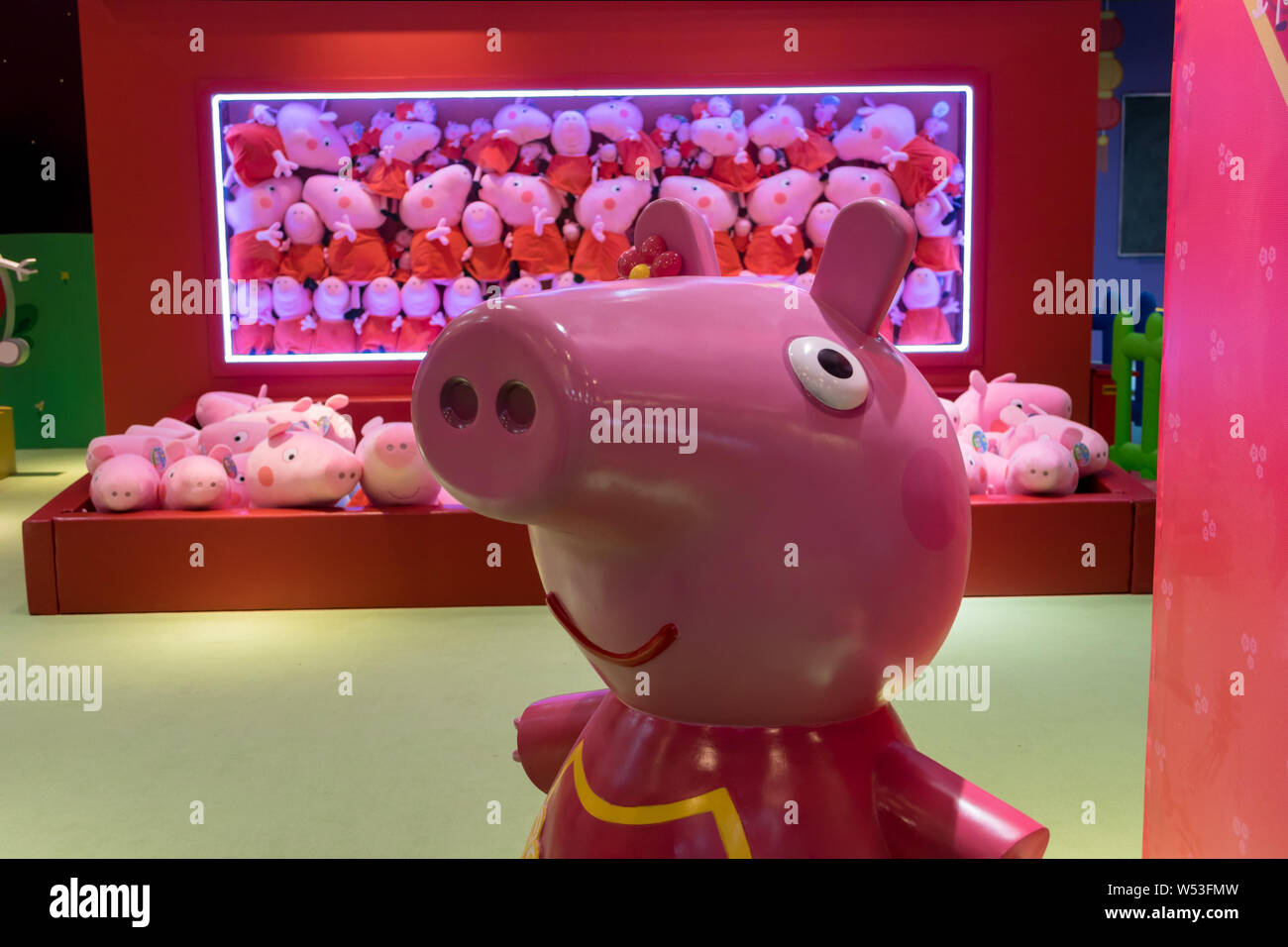 Anzeigen eines Pop-up Stores themed'Peppa feiert das chinesische Neujahr' an Yu Garten oder Yu-garten in Shanghai, China, 22. Januar 2019. Ein Pop-up-store Stockfoto