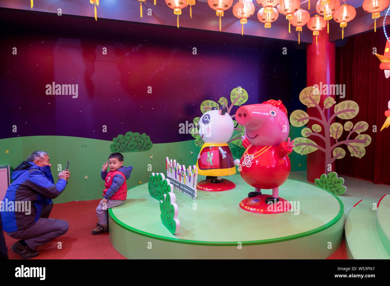 Menschen besuchen ein Pop-up-Store unter dem Motto "Peppa feiert das chinesische Neujahr' an Yu Garten oder Yu-garten in Shanghai, China, 22. Januar 2019. Ein Pop-up-s Stockfoto