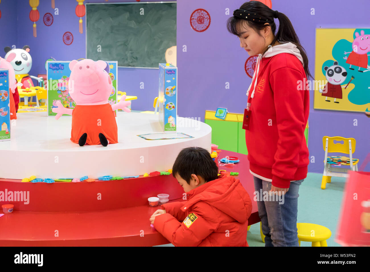 Menschen besuchen ein Pop-up-Store unter dem Motto "Peppa feiert das chinesische Neujahr' an Yu Garten oder Yu-garten in Shanghai, China, 22. Januar 2019. Ein Pop-up-s Stockfoto
