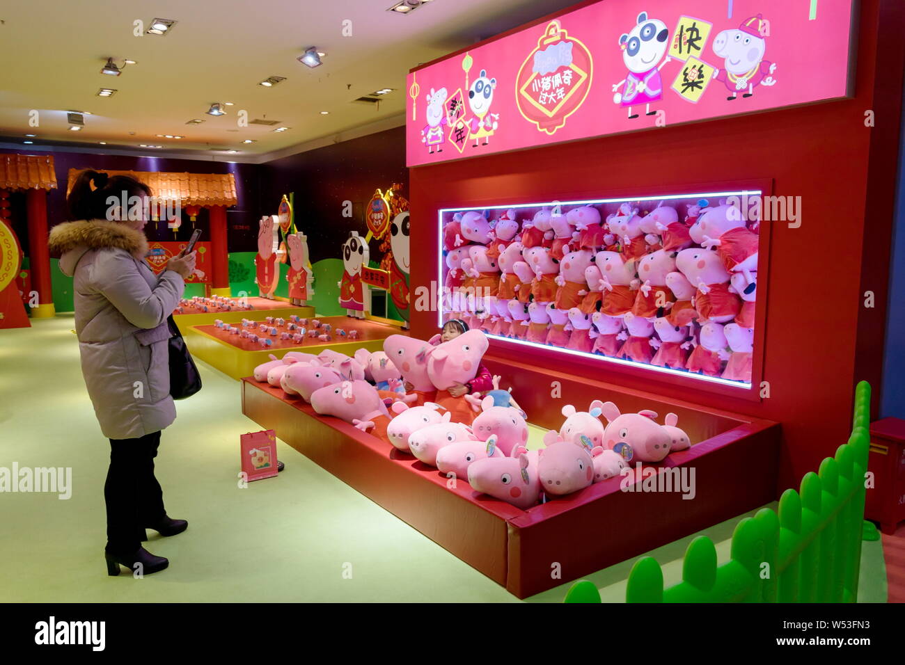 Menschen besuchen ein Pop-up-Store unter dem Motto "Peppa feiert das chinesische Neujahr' an Yu Garten oder Yu-garten in Shanghai, China, 22. Januar 2019. Ein Pop-up-s Stockfoto