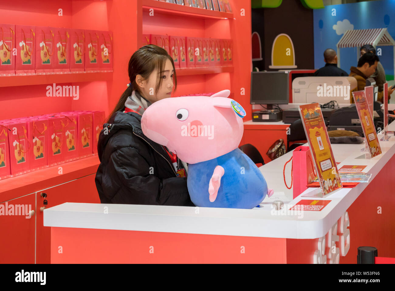 Menschen besuchen ein Pop-up-Store unter dem Motto "Peppa feiert das chinesische Neujahr' an Yu Garten oder Yu-garten in Shanghai, China, 22. Januar 2019. Ein Pop-up-s Stockfoto