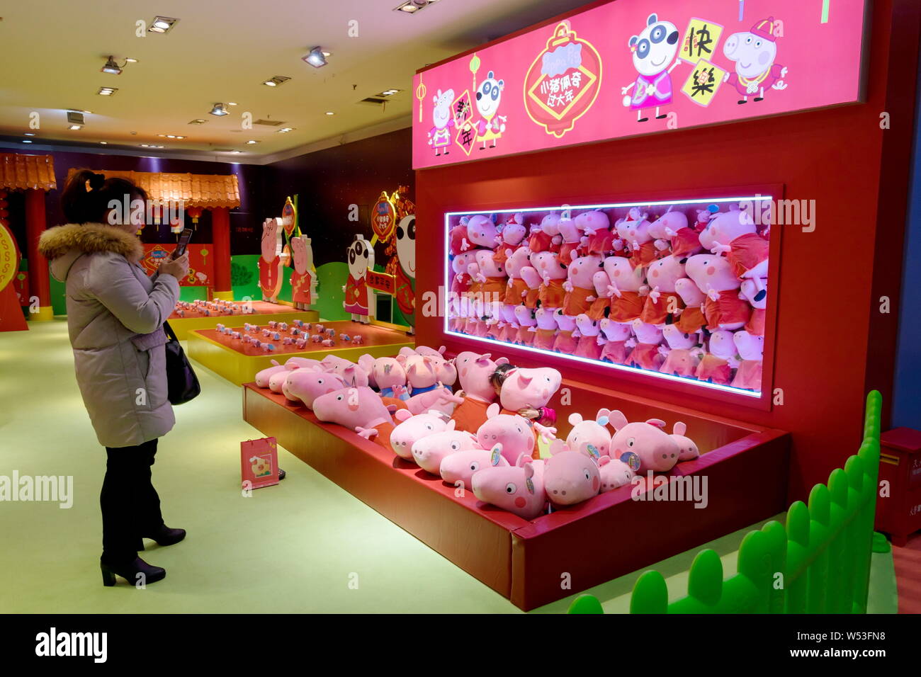 Menschen besuchen ein Pop-up-Store unter dem Motto "Peppa feiert das chinesische Neujahr' an Yu Garten oder Yu-garten in Shanghai, China, 22. Januar 2019. Ein Pop-up-s Stockfoto
