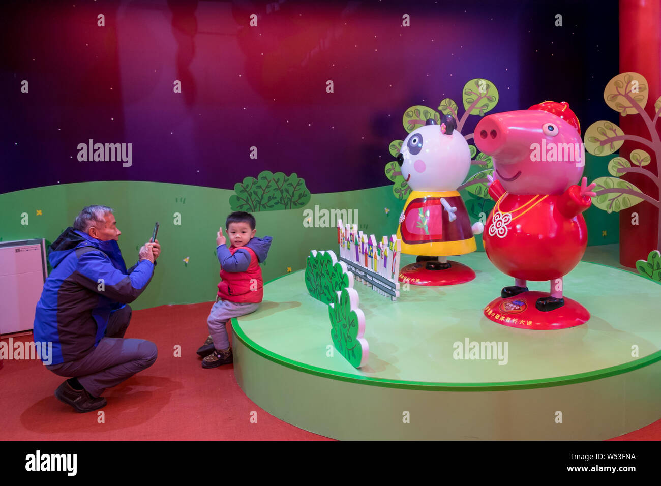 Menschen besuchen ein Pop-up-Store unter dem Motto "Peppa feiert das chinesische Neujahr' an Yu Garten oder Yu-garten in Shanghai, China, 22. Januar 2019. Ein Pop-up-s Stockfoto