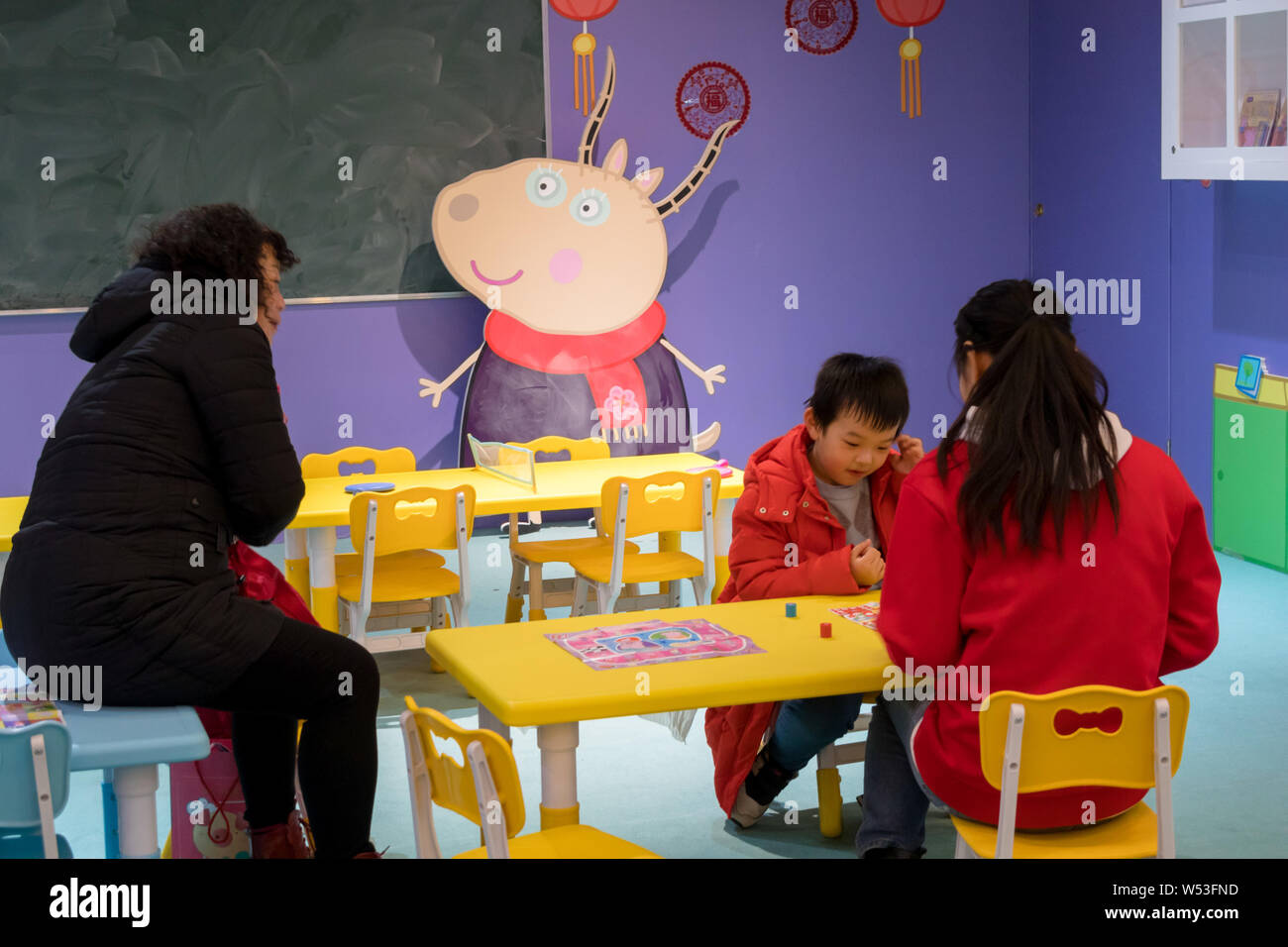 Menschen besuchen ein Pop-up-Store unter dem Motto "Peppa feiert das chinesische Neujahr' an Yu Garten oder Yu-garten in Shanghai, China, 22. Januar 2019. Ein Pop-up-s Stockfoto