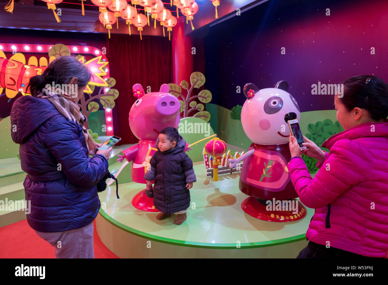 Menschen besuchen ein Pop-up-Store unter dem Motto "Peppa feiert das chinesische Neujahr' an Yu Garten oder Yu-garten in Shanghai, China, 22. Januar 2019. Ein Pop-up-s Stockfoto