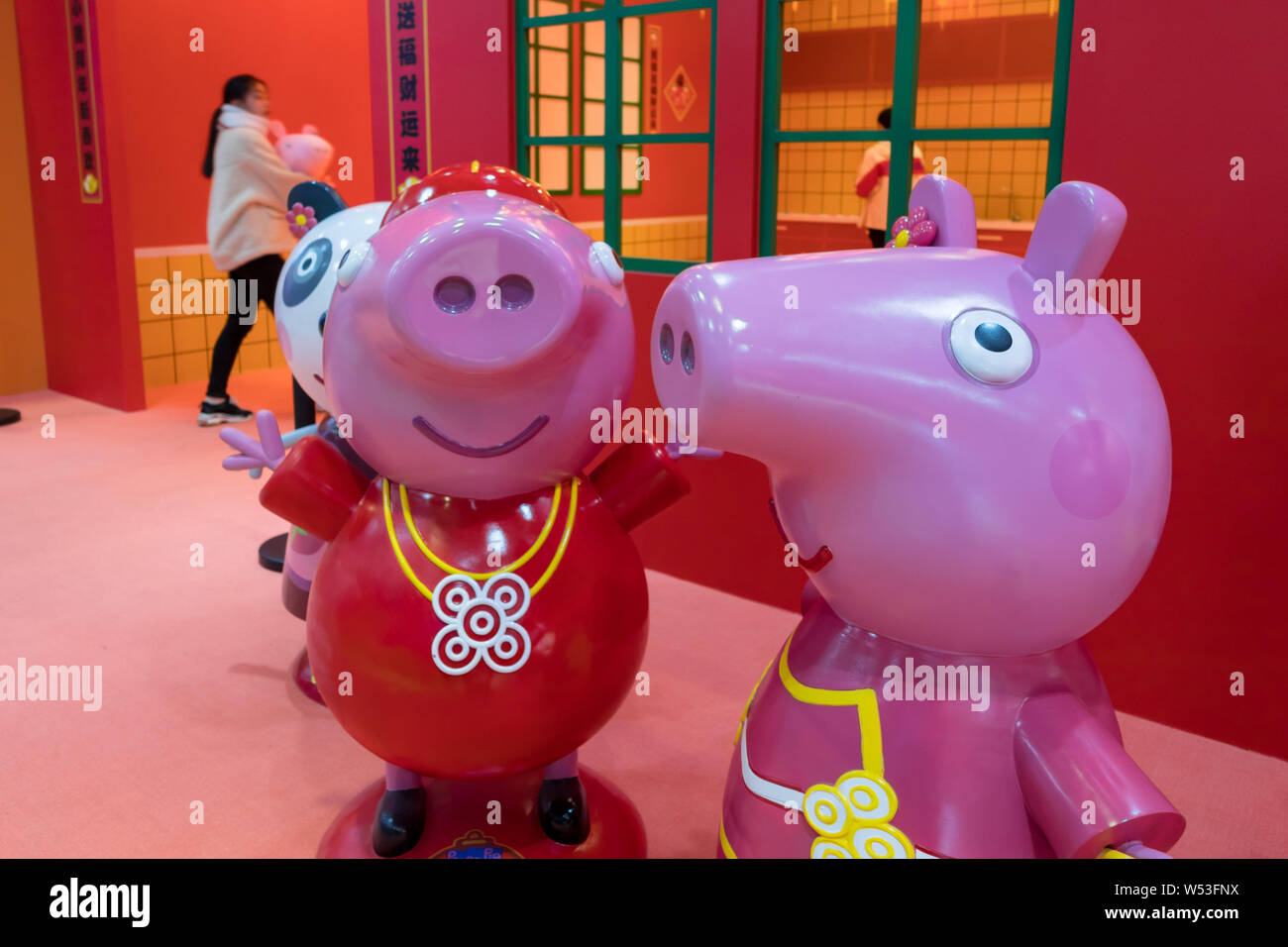 Anzeigen eines Pop-up Stores themed'Peppa feiert das chinesische Neujahr' an Yu Garten oder Yu-garten in Shanghai, China, 22. Januar 2019. Ein Pop-up-store Stockfoto