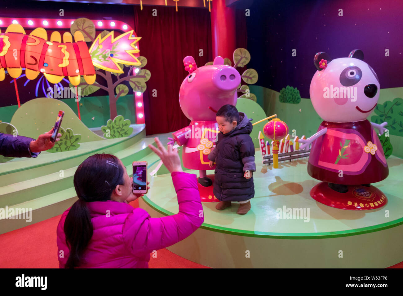 Menschen besuchen ein Pop-up-Store unter dem Motto "Peppa feiert das chinesische Neujahr' an Yu Garten oder Yu-garten in Shanghai, China, 22. Januar 2019. Ein Pop-up-s Stockfoto
