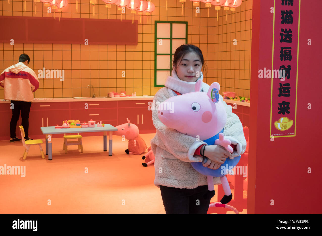 Menschen besuchen ein Pop-up-Store unter dem Motto "Peppa feiert das chinesische Neujahr' an Yu Garten oder Yu-garten in Shanghai, China, 22. Januar 2019. Ein Pop-up-s Stockfoto