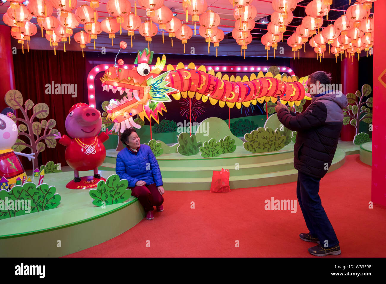 Menschen besuchen ein Pop-up-Store unter dem Motto "Peppa feiert das chinesische Neujahr' an Yu Garten oder Yu-garten in Shanghai, China, 22. Januar 2019. Ein Pop-up-s Stockfoto