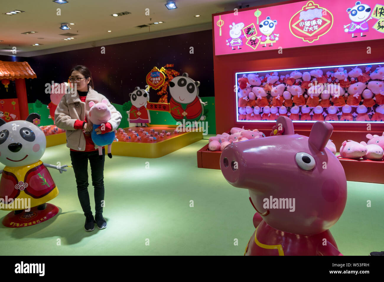 Menschen besuchen ein Pop-up-Store unter dem Motto "Peppa feiert das chinesische Neujahr' an Yu Garten oder Yu-garten in Shanghai, China, 22. Januar 2019. Ein Pop-up-s Stockfoto