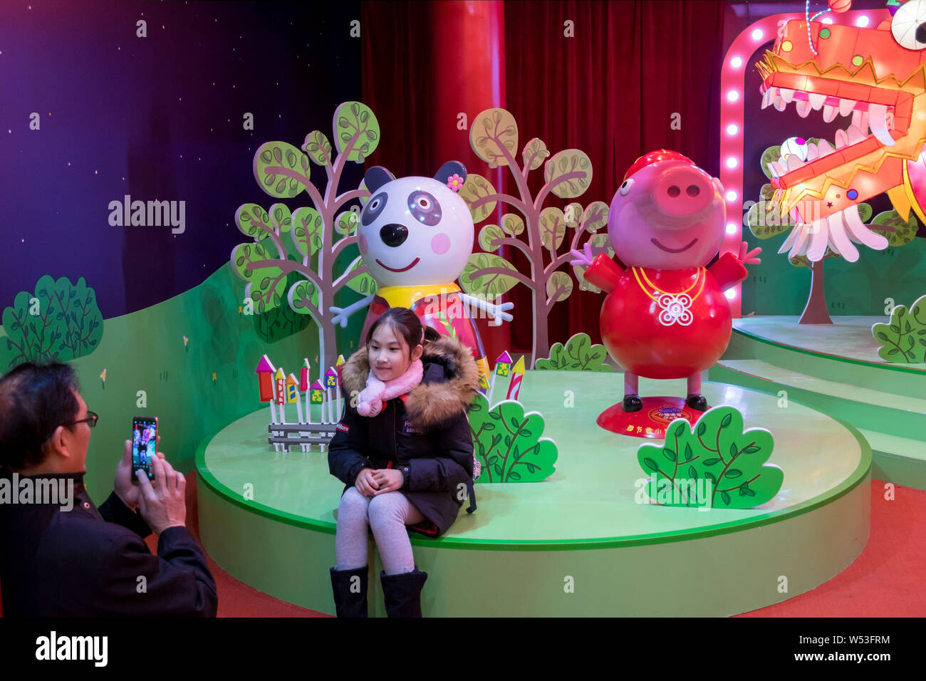 Menschen besuchen ein Pop-up-Store unter dem Motto "Peppa feiert das chinesische Neujahr' an Yu Garten oder Yu-garten in Shanghai, China, 22. Januar 2019. Ein Pop-up-s Stockfoto