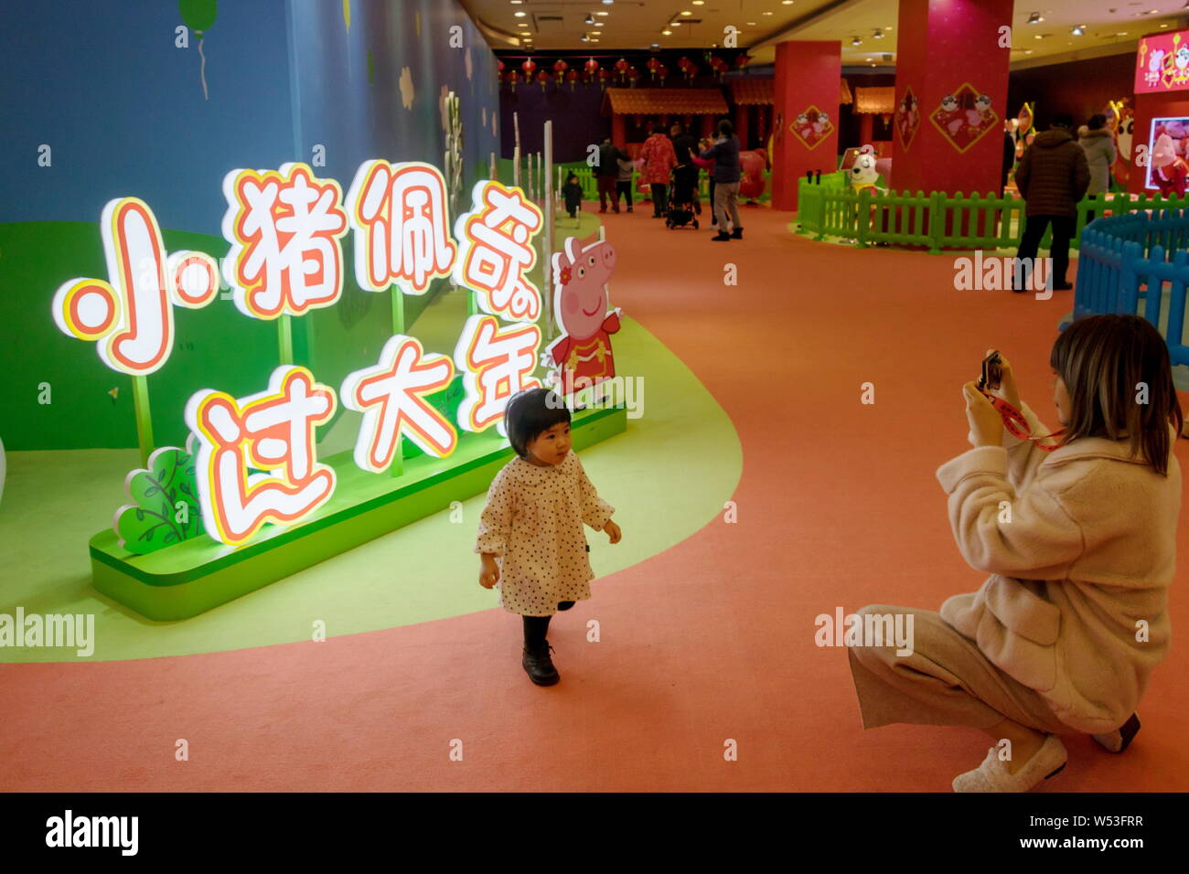 Menschen besuchen ein Pop-up-Store unter dem Motto "Peppa feiert das chinesische Neujahr' an Yu Garten oder Yu-garten in Shanghai, China, 22. Januar 2019. Ein Pop-up-s Stockfoto