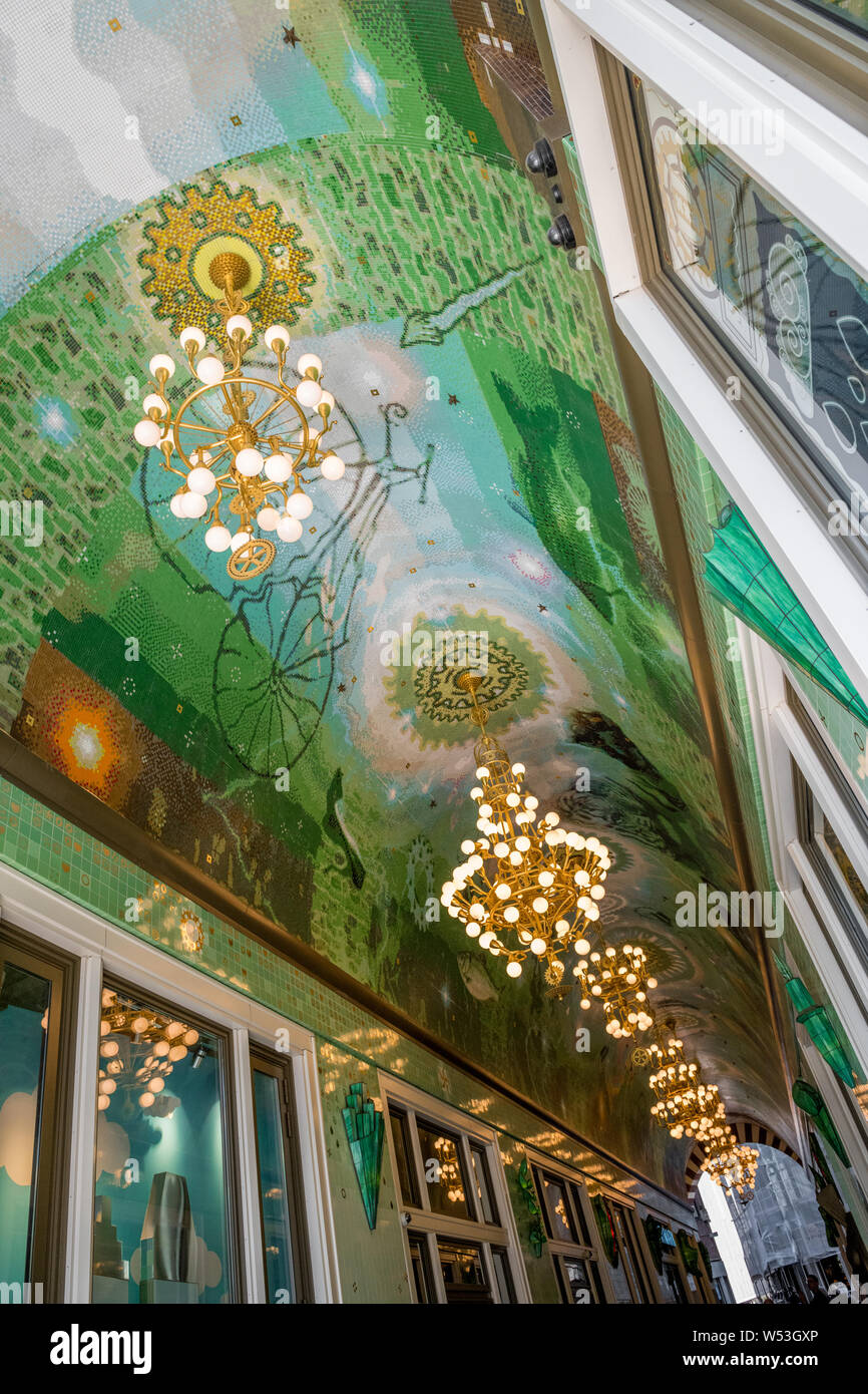 Mosaik gewölbte Decke mit Kronleuchtern in einer Passage, in der holländischen Stadt Amsterdam. Stockfoto