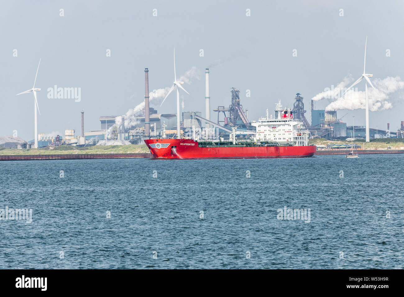 Von Tata Steel IJmuiden arbeitet, ist an der Nordseeküste der Niederlande Stockfoto