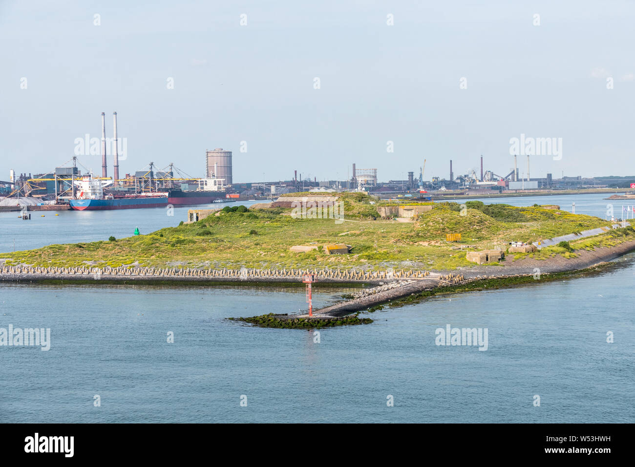 Deutsche zweite Weltkrieg Küstenschutz auf einer Insel im Hafen von IJmuiden, Niederlande Stockfoto