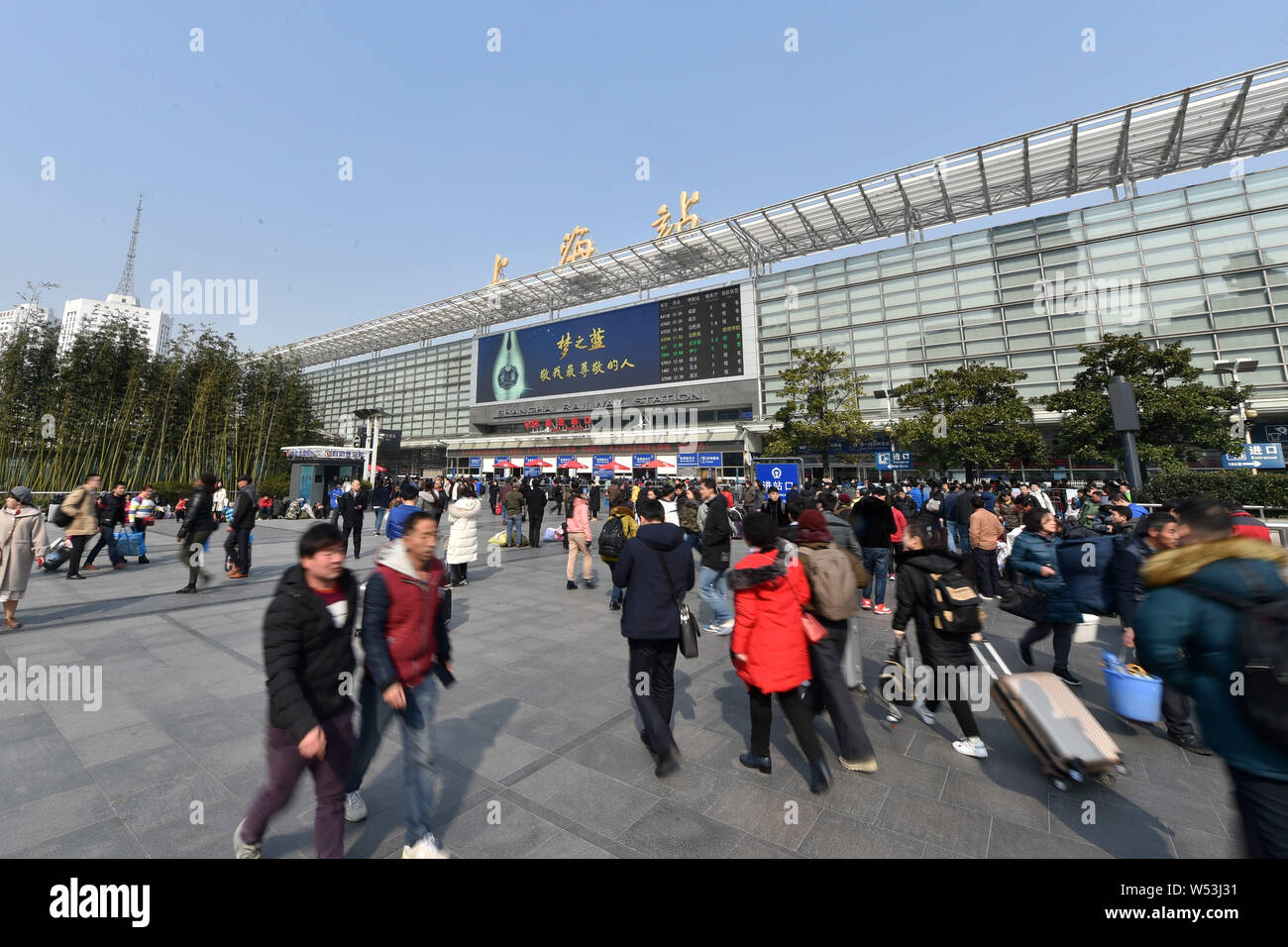 Chinesische Passagiere am Bahnhof Shanghai zurück nach Hause mit dem Zug für das chinesische Mondjahr während des Frühlings Festival reisen ru zu gehen Stockfoto