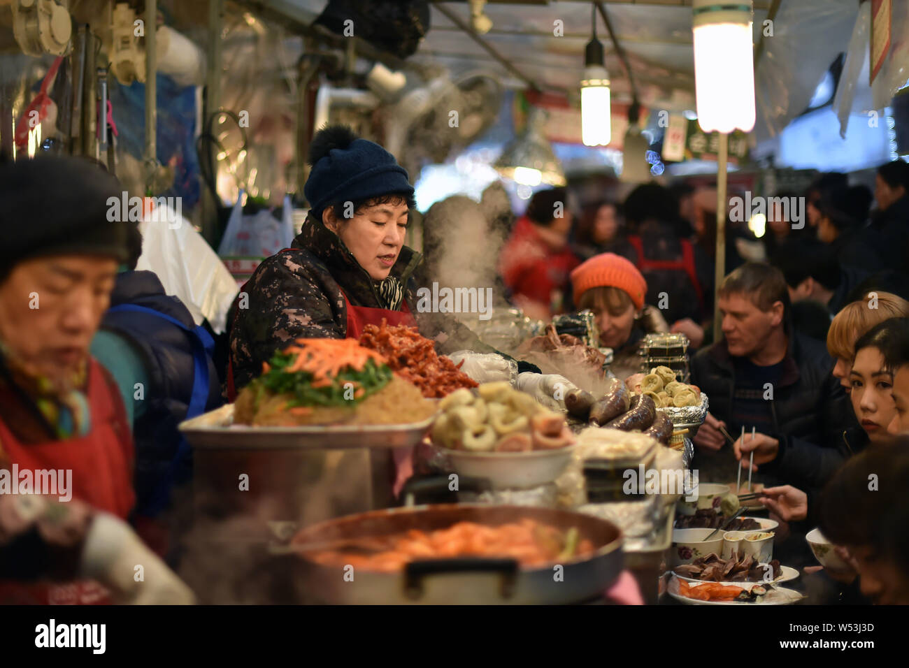 Touristen Shop und in Restaurants und Imbissstände in der gwangjang Markt in Seoul, Südkorea, 5. Januar 2019 Essen. Gwangjang Markt, zuvor Don Stockfoto