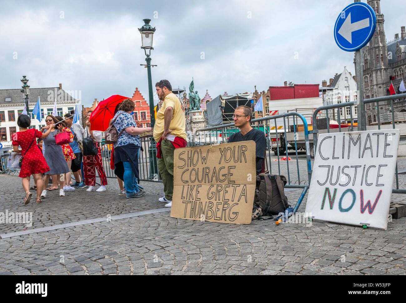 Wouter Mouton, ein Klimawandel Aktivist mit seinem Carboard Plakate im Zentrum von Brügge, Belgien. Stockfoto