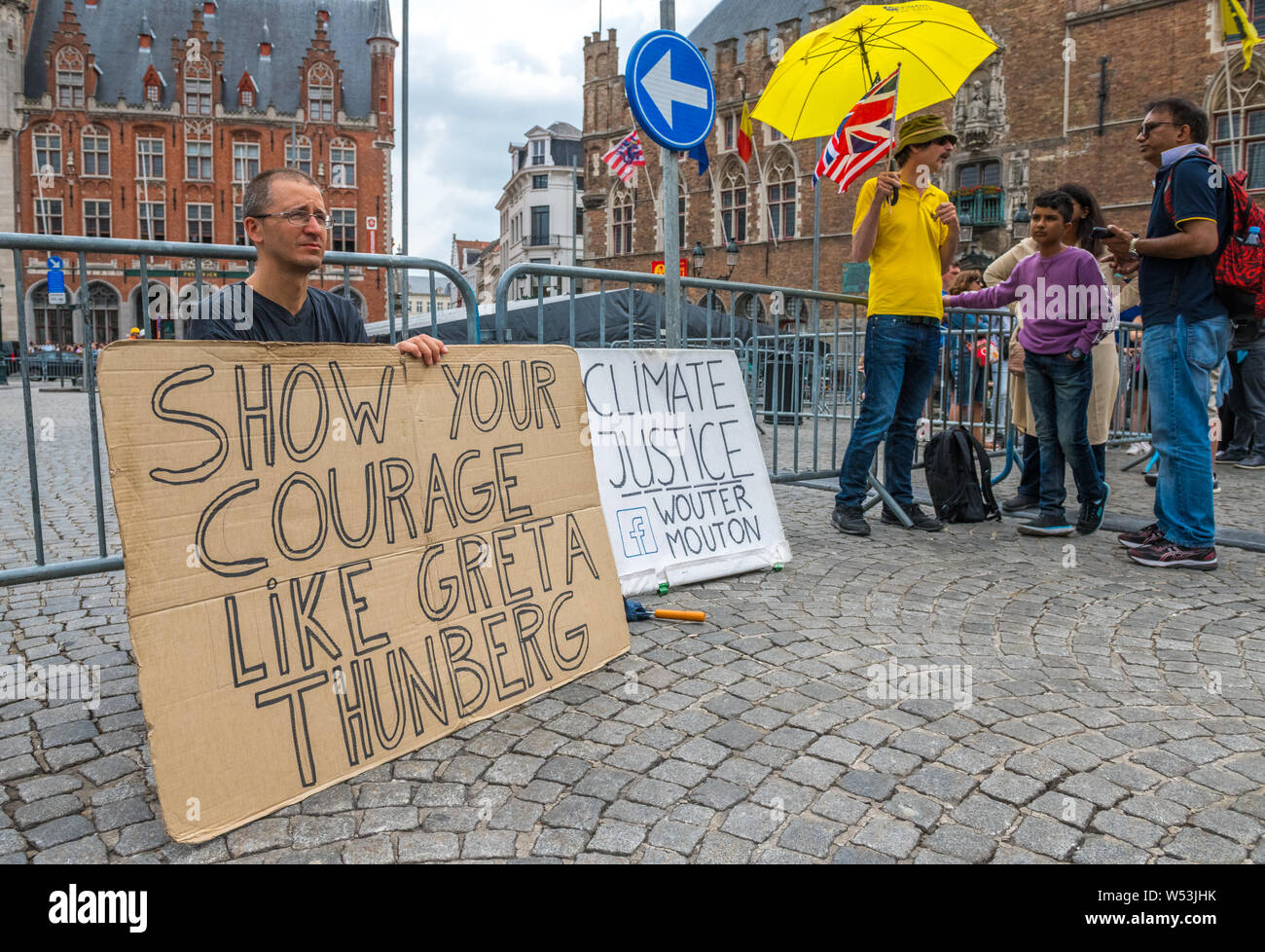Wouter Mouton, ein Klimawandel Aktivist mit seinem Carboard Plakate im Zentrum von Brügge, Belgien. Stockfoto