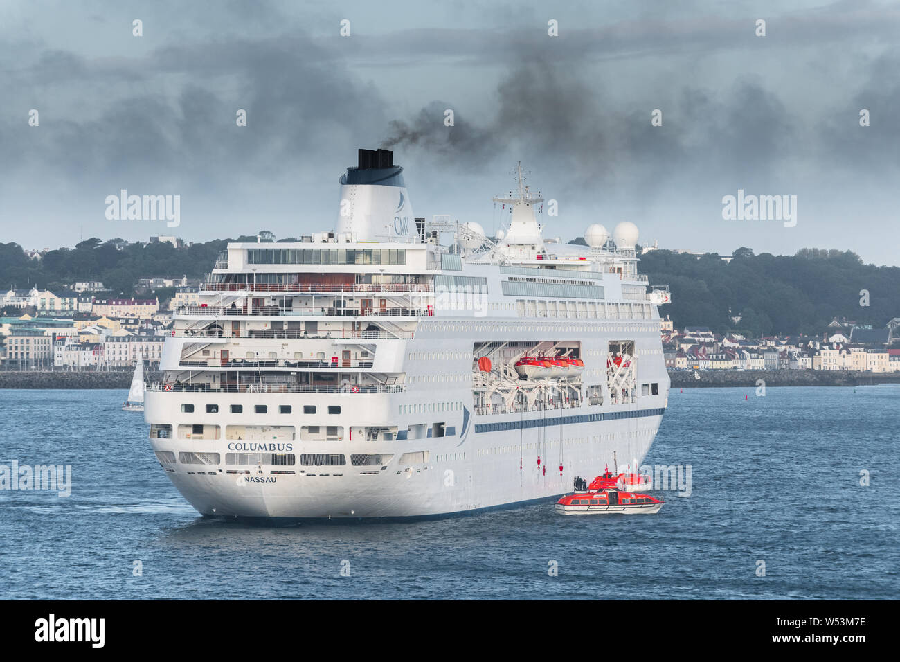 Kreuzfahrten & See Reisen Kreuzfahrtschiff die Columbus aus dem Kanal Insel Guernsey verankert. Stockfoto