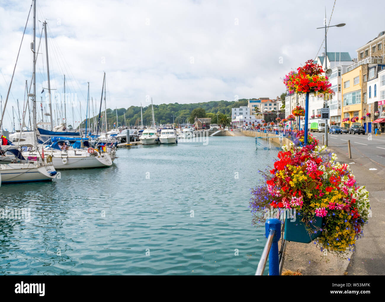 Eine Anzeige der hängende Körbe an der Marina St Peters Port, Guernsey. Stockfoto