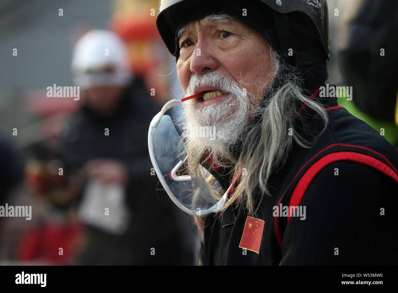 Der 81-jährige chinesische Modell Wang Deshun Schlittschuhen auf dem zugefrorenen Houhai See in Peking, China, 3. Januar 2019. Nach Schlagzeilen für seine beeindrucken Stockfoto