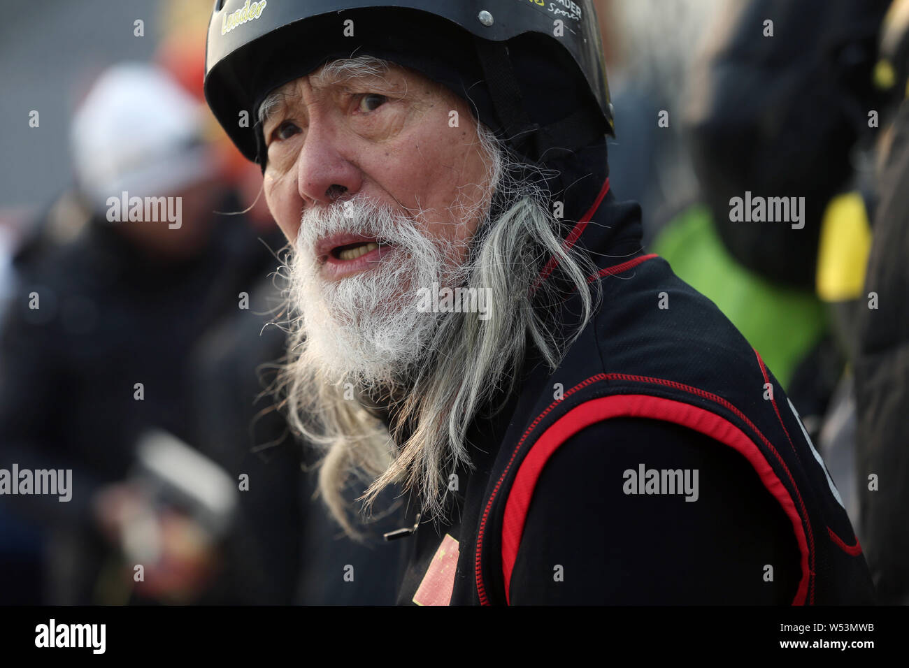 Der 81-jährige chinesische Modell Wang Deshun Schlittschuhen auf dem zugefrorenen Houhai See in Peking, China, 3. Januar 2019. Nach Schlagzeilen für seine beeindrucken Stockfoto
