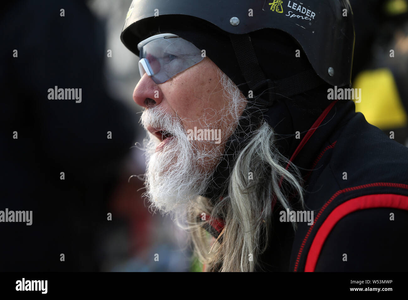 Der 81-jährige chinesische Modell Wang Deshun Schlittschuhen auf dem zugefrorenen Houhai See in Peking, China, 3. Januar 2019. Nach Schlagzeilen für seine beeindrucken Stockfoto
