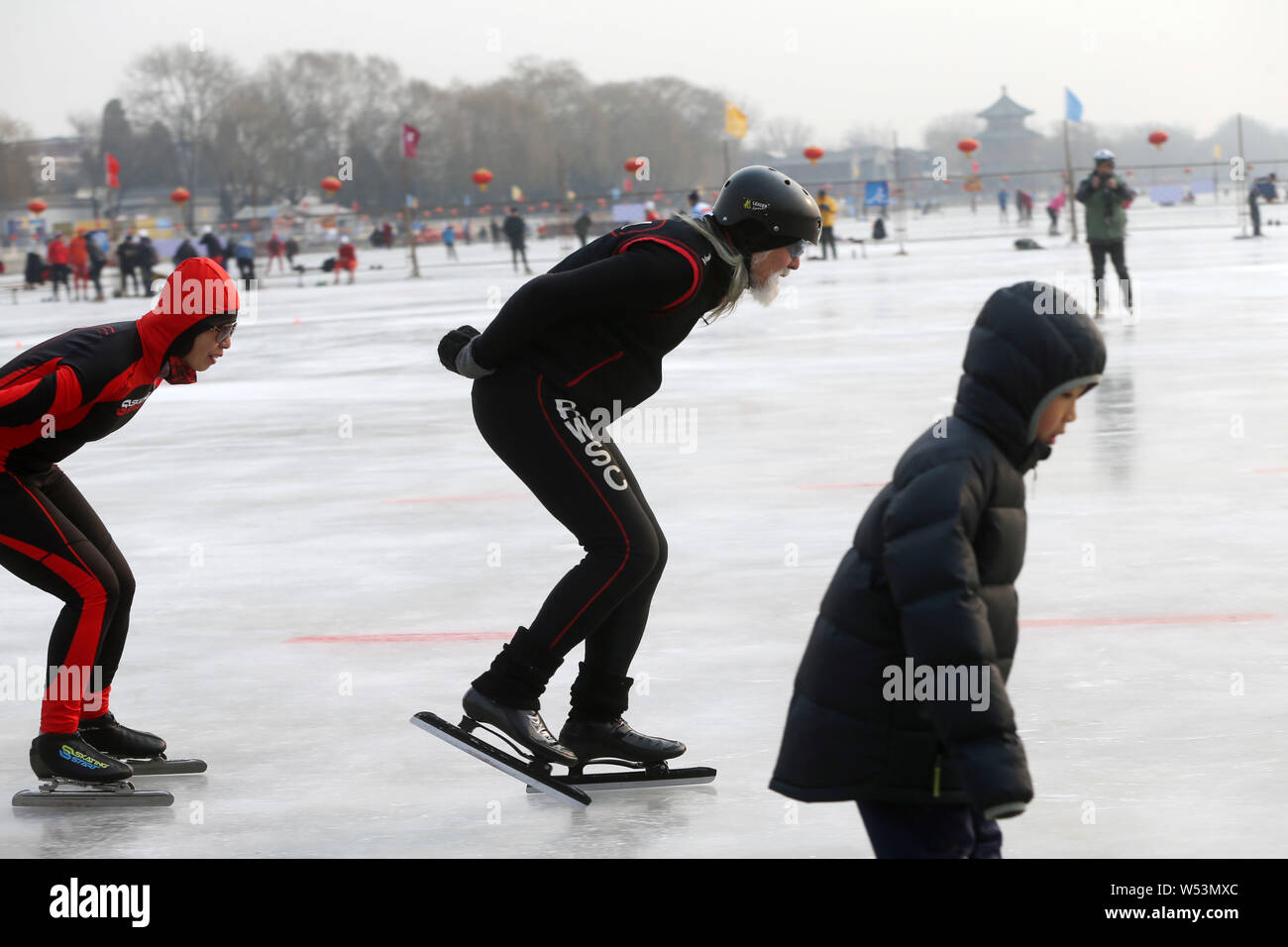Der 81-jährige chinesische Modell Wang Deshun Schlittschuhen auf dem zugefrorenen Houhai See in Peking, China, 3. Januar 2019. Nach Schlagzeilen für seine beeindrucken Stockfoto