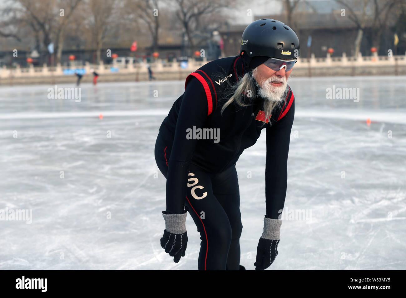 Der 81-jährige chinesische Modell Wang Deshun Schlittschuhen auf dem zugefrorenen Houhai See in Peking, China, 3. Januar 2019. Nach Schlagzeilen für seine beeindrucken Stockfoto