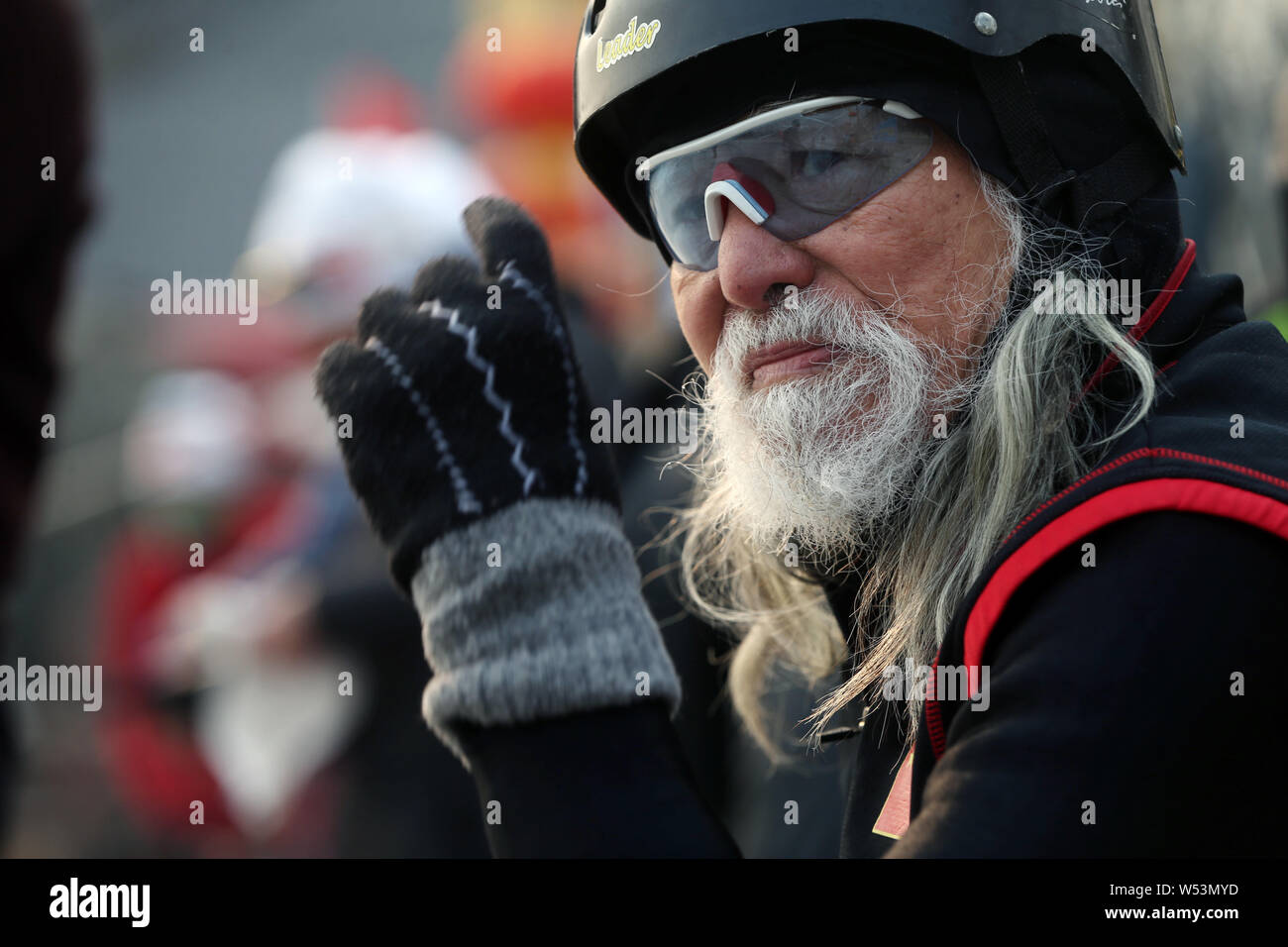 Der 81-jährige chinesische Modell Wang Deshun Schlittschuhen auf dem zugefrorenen Houhai See in Peking, China, 3. Januar 2019. Nach Schlagzeilen für seine beeindrucken Stockfoto