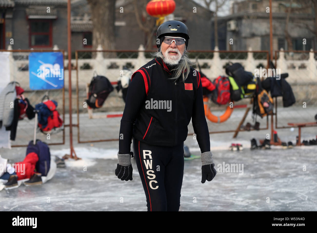 Der 81-jährige chinesische Modell Wang Deshun Schlittschuhen auf dem zugefrorenen Houhai See in Peking, China, 3. Januar 2019. Nach Schlagzeilen für seine beeindrucken Stockfoto