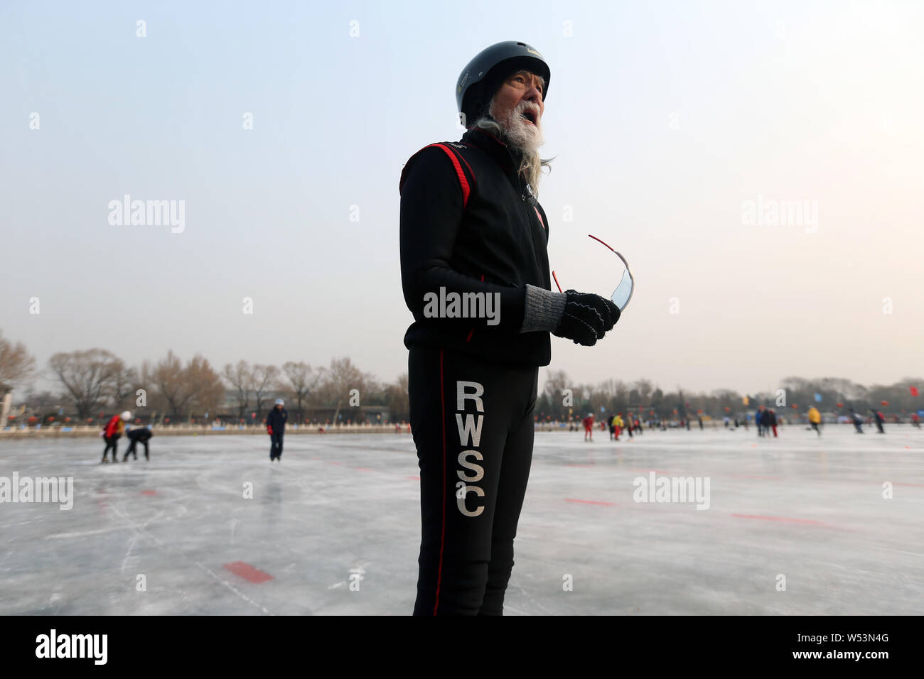 Der 81-jährige chinesische Modell Wang Deshun Schlittschuhen auf dem zugefrorenen Houhai See in Peking, China, 3. Januar 2019. Nach Schlagzeilen für seine beeindrucken Stockfoto