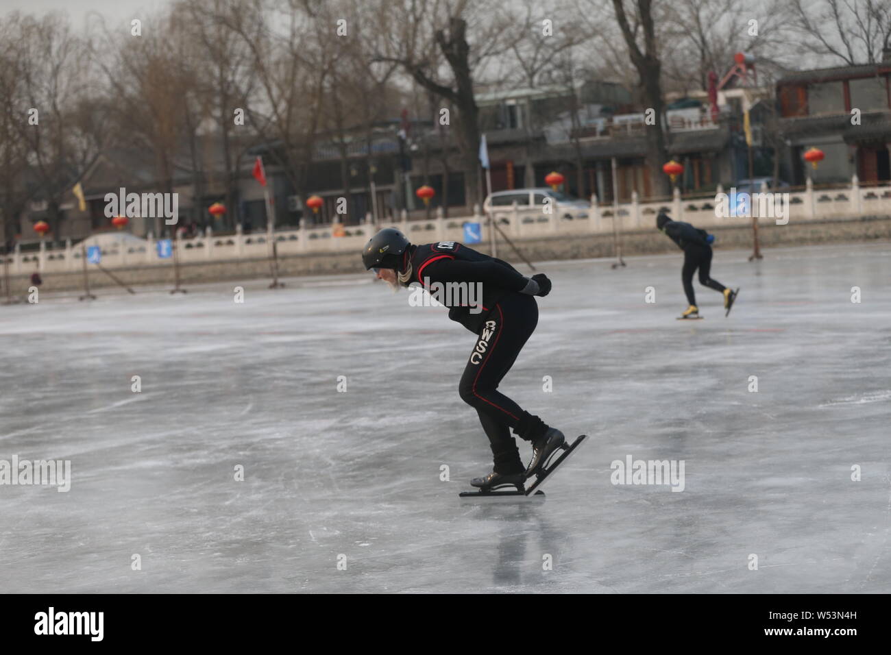 Der 81-jährige chinesische Modell Wang Deshun Schlittschuhen auf dem zugefrorenen Houhai See in Peking, China, 3. Januar 2019. Nach Schlagzeilen für seine beeindrucken Stockfoto