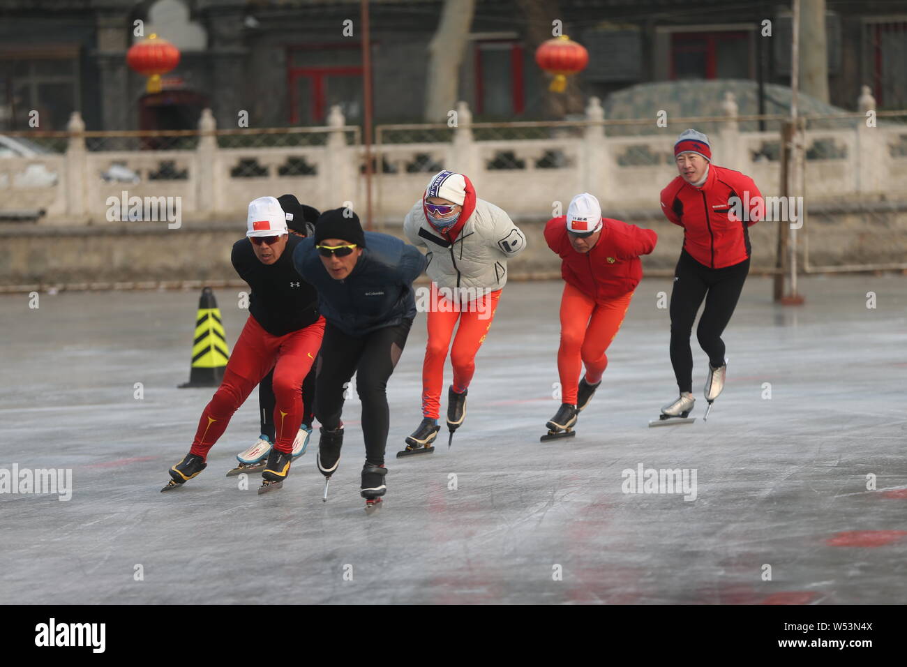 Der 81-jährige chinesische Modell Wang Deshun Schlittschuhen auf dem zugefrorenen Houhai See in Peking, China, 3. Januar 2019. Nach Schlagzeilen für seine beeindrucken Stockfoto