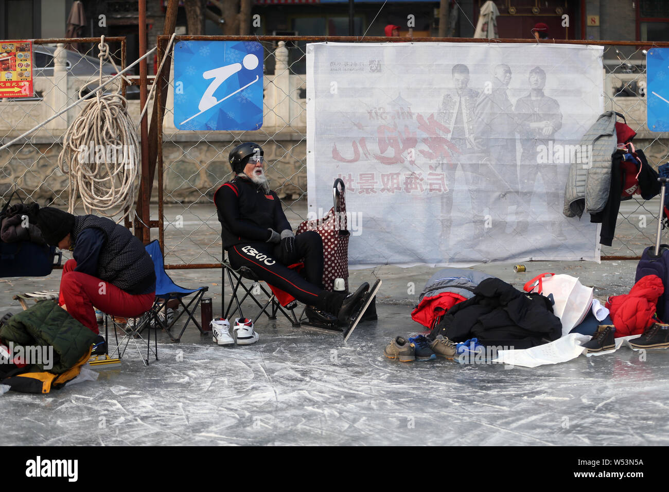 Der 81-jährige chinesische Modell Wang Deshun Schlittschuhen auf dem zugefrorenen Houhai See in Peking, China, 3. Januar 2019. Nach Schlagzeilen für seine beeindrucken Stockfoto