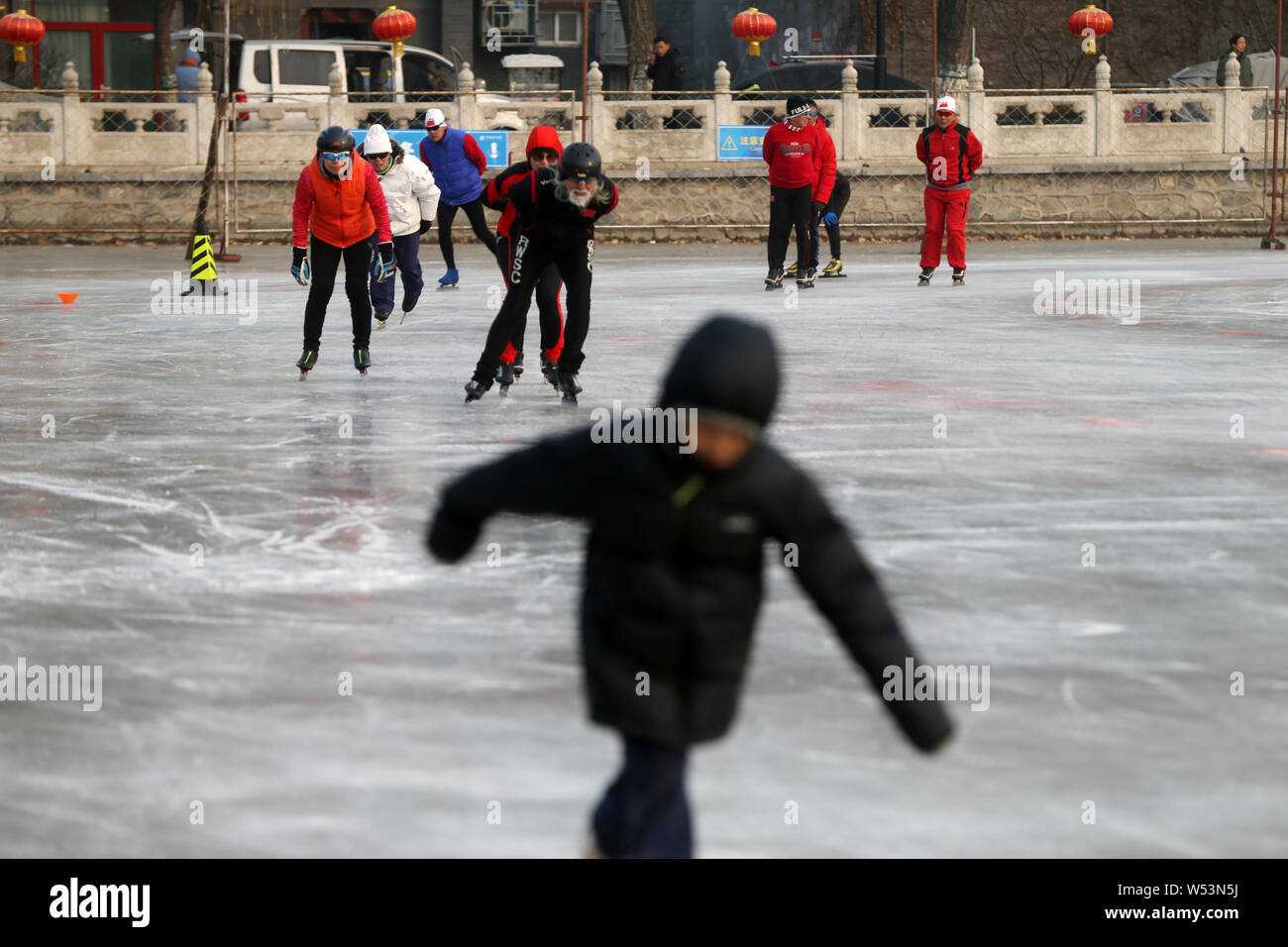 Der 81-jährige chinesische Modell Wang Deshun Schlittschuhen auf dem zugefrorenen Houhai See in Peking, China, 3. Januar 2019. Nach Schlagzeilen für seine beeindrucken Stockfoto
