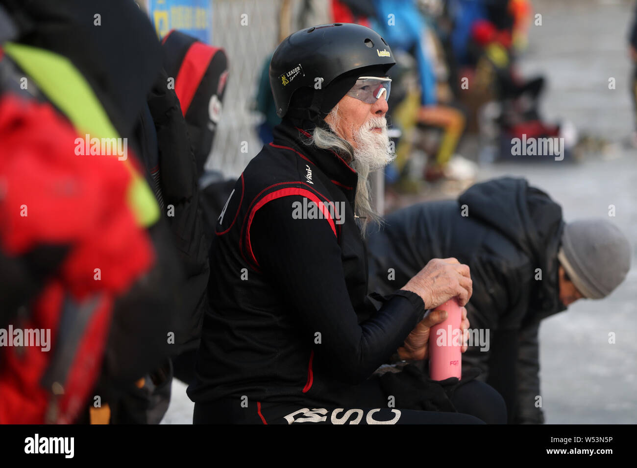 Der 81-jährige chinesische Modell Wang Deshun Schlittschuhen auf dem zugefrorenen Houhai See in Peking, China, 3. Januar 2019. Nach Schlagzeilen für seine beeindrucken Stockfoto
