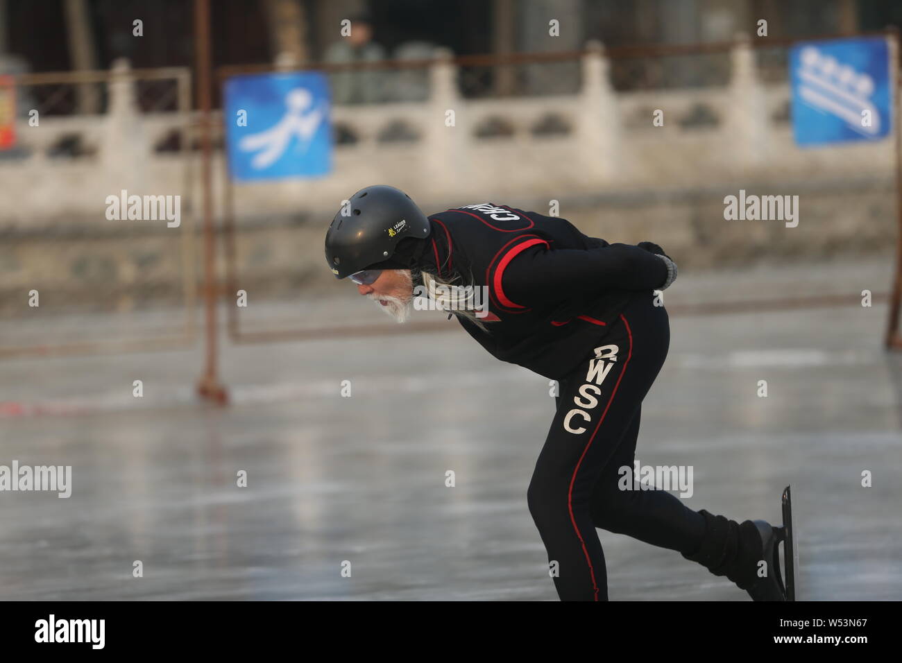 Der 81-jährige chinesische Modell Wang Deshun Schlittschuhen auf dem zugefrorenen Houhai See in Peking, China, 3. Januar 2019. Nach Schlagzeilen für seine beeindrucken Stockfoto
